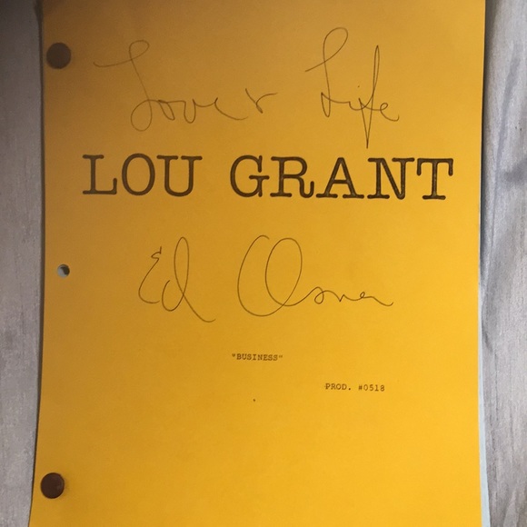 1981 signed script from the show series LOU GRANT - Picture 1 of 4